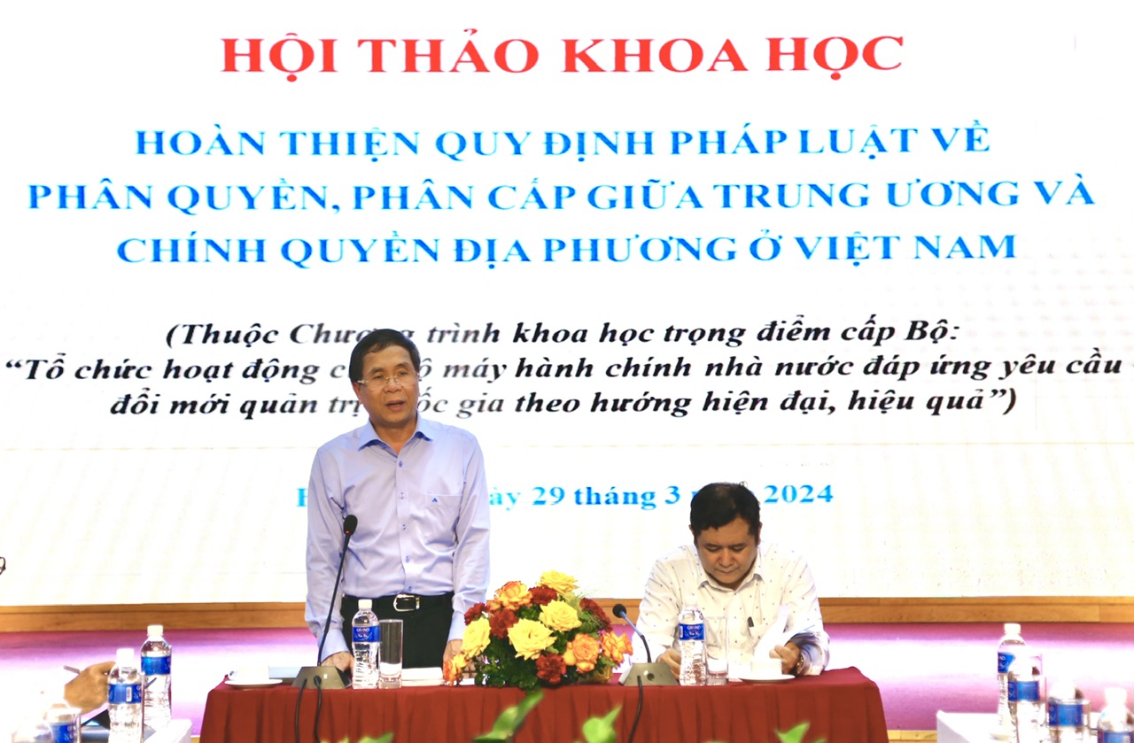 PGS.TS Triệu Văn Cường, Thứ trưởng Bộ Nội vụ, Chủ nhiệm Chương trình và TS Lê Anh Tuấn, Viện trưởng Viện Khoa học tổ chức nhà nước chủ trì Hội thảo..jpg